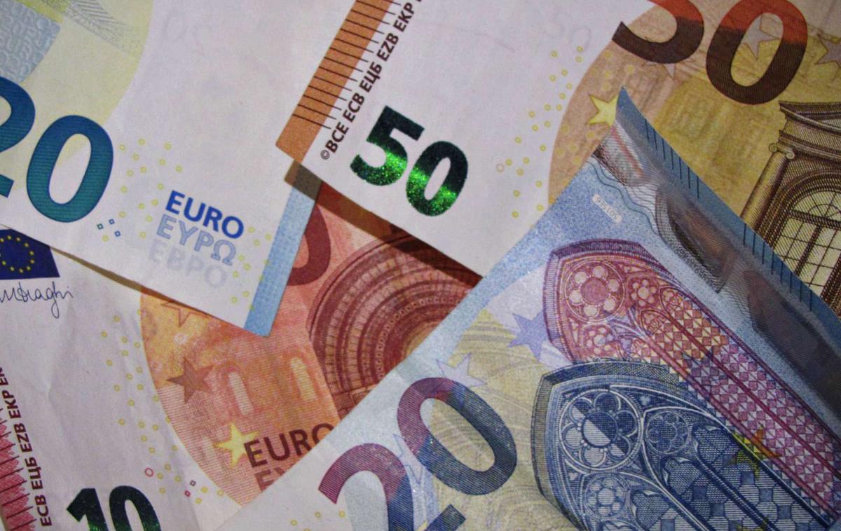 denar | Po našem izračunu delavec s povprečno plačo v sklad SOS ne bi prispeval več kot 20 evrov. | Foto Kaja Šoštarec / STA