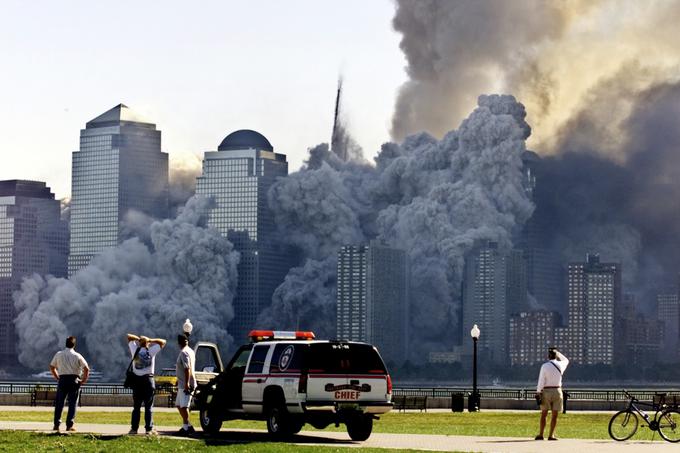 Trenutek, ko se je zrušil še drugi stolp Svetovnega trgovinskega centra. Dvojčka sta padla eno uro in 42 minut po trku prvega potniškega letala.  | Foto: Getty Images