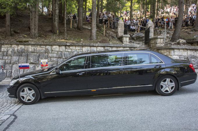 Ruski predsednik se je s svojim avtomobilom, ki je odporen tudi proti eksplozijam in je v Slovenijo prispel že včeraj, odpeljal proti Vršiču.  | Foto: 