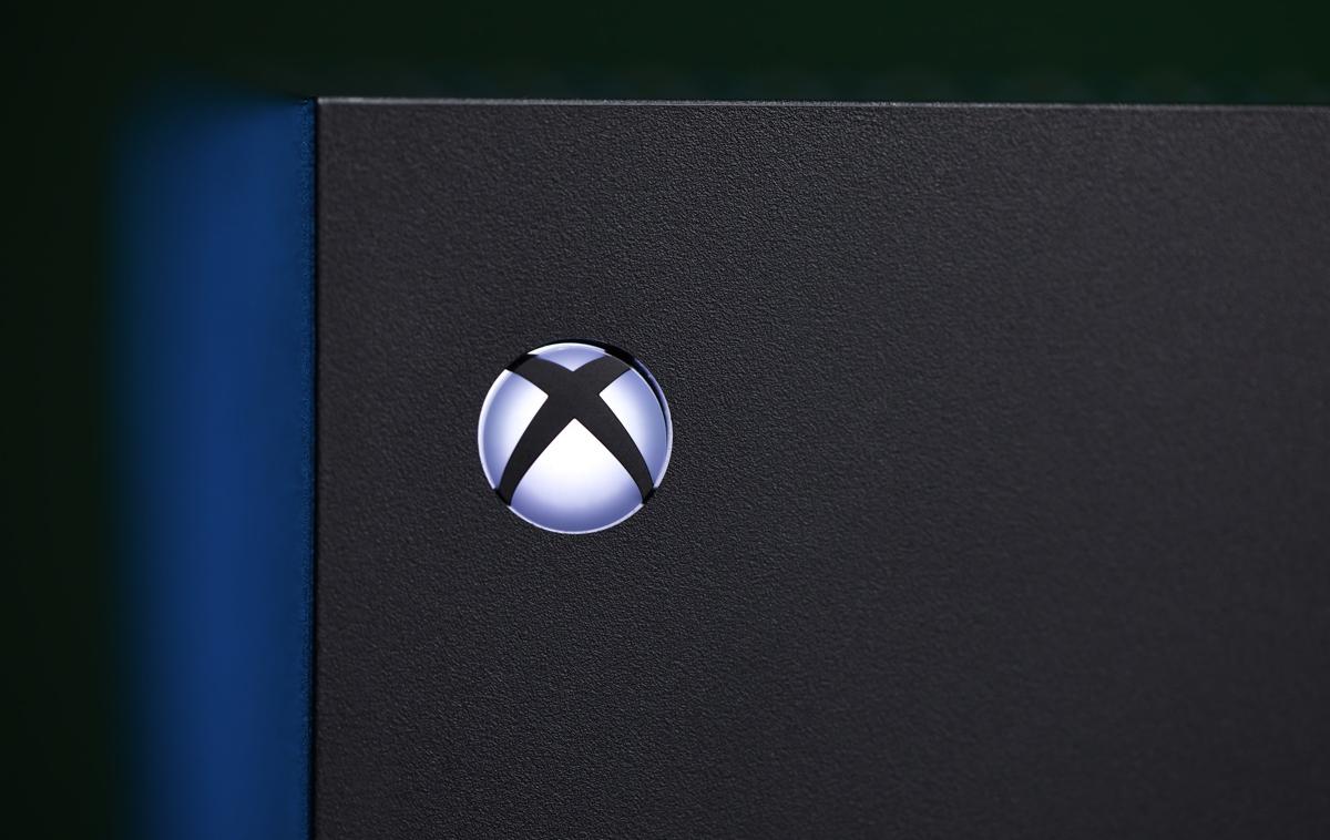 Xbox | Cena naročnine na storitev PC Game Pass bo v predoglednem obdobju zgolj deset evrskih centov, nato pa deset evrov. Na fotografiji logotip znamke Xbox na igralni konzoli Xbox Series X.  | Foto Shutterstock