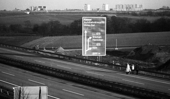 V Zahodni Nemčiji so sredi novembra 1973 uvedli t.i. brezavtomobilske nedelje oziroma nedelje brez motornih vozil, ko razen izjem ni bila dovoljena vožnja z motornimi vozili. Ljudje so lahko na nedelje brez motornih vozil hodili in kolesarili po avtocestah ali se na njih prevažali s konji in konjskimi vpregami. Na fotografiji, ki je bila posneta 9. decembra 1973, vidimo prazno avtocesto in skupino pešcev, ki hodi po njej. | Foto: Guliverimage/Vladimir Fedorenko