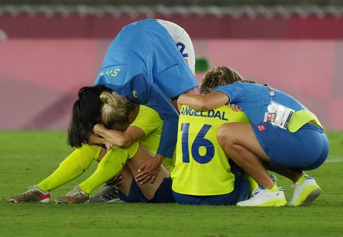 ... in razočaranje Švedinj po dramatičnem porazu na Japonskem. | Foto: Reuters