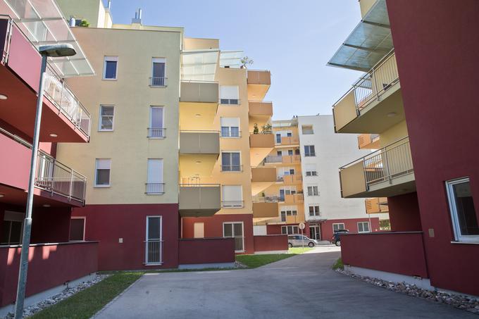 Dražitelji so izklicno ceno največjega in najdražjega petsobnega stanovanja v višini 148 tisoč evrov dvignili na 165 tisočakov. Gre za 110 kvadratnih metrov veliko stanovanje, ki mu pripada 26 kvadratnih metrov terase. | Foto: Bor Slana