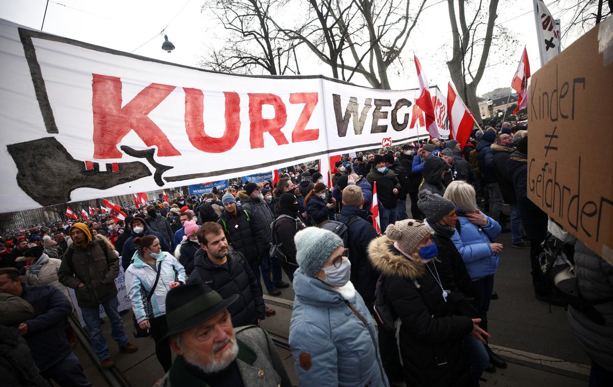 Protest na Dunaju | Na Dunaju je okoli pet tisoč ljudi protestiralo proti policijski uri in drugim ukrepom za zajezitev bolezni covid-19. | Foto Reuters