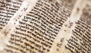 Neprecenljivo odkritje: z UV-lučjo odkrili skrito poglavje Svetega pisma