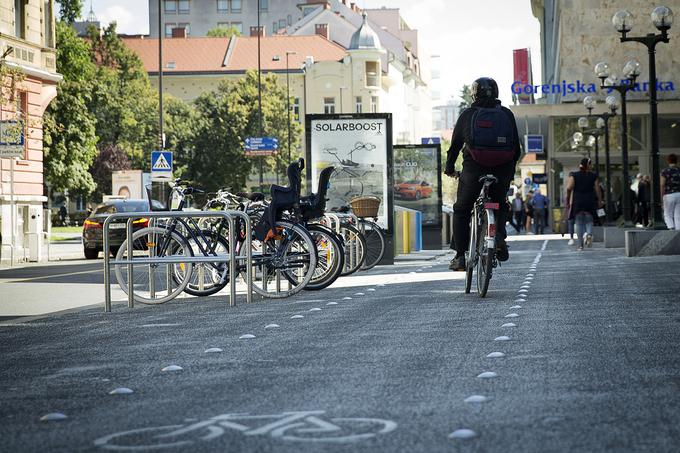 Kovinski čepi, ki na Dalmatinovi in Gosposvetski označujejo kolesarsko stezo, številnim kolesarjem niso všeč. | Foto: Ana Kovač