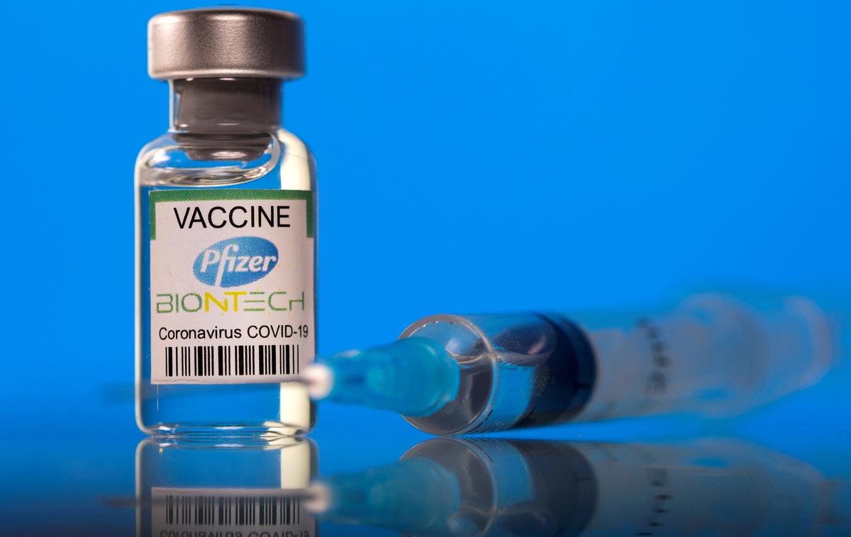 Pfizer cepivo | Ameriški center za nadzor nad nalezljivimi boleznimi (CDC) je danes priporočil uporabo poživitvenega odmerka cepiva Pfizer za starejše od 65 let. | Foto Reuters