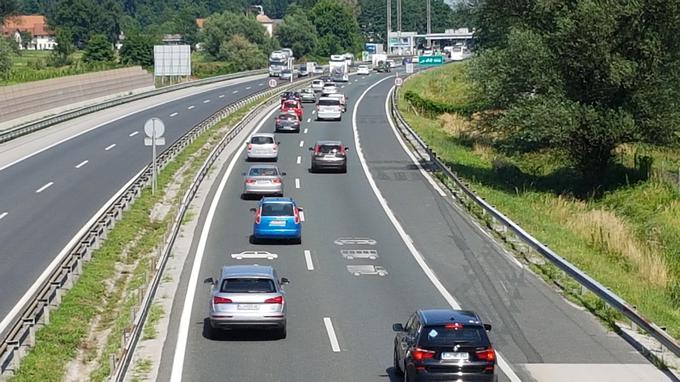 Vožnja po levem prometnem pasu je zelo priljubljena tudi v Sloveniji. | Foto: Gregor Pavšič