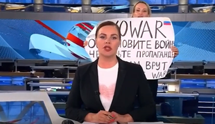 Ruska novinarka, ki se je s protivojnim napisom pojavila na ruski TV, je napisala knjigo