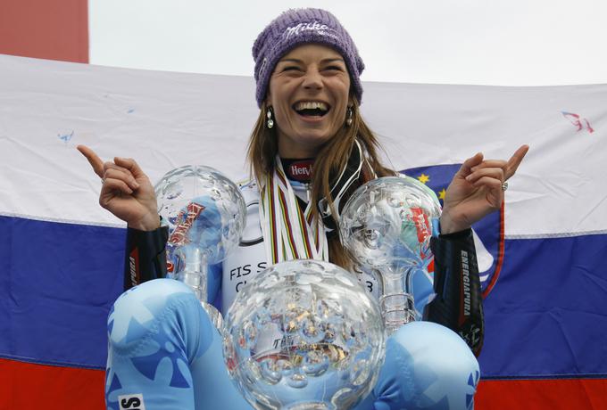 Edina Slovenka z velikim kristalnim globusom Tina Maze je v rekordni sezoni 2012/13 osvojila 2.414 točk. | Foto: Reuters