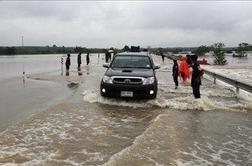 Poplave na jugu Tajske še naprej sejejo smrt