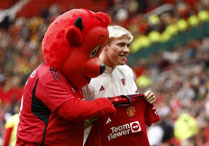 Rasmus Hojlund je tako poziral s klubsko maskoto Fredom pred prijateljsko tekmo med Unitedom in Lensom. | Foto: Reuters