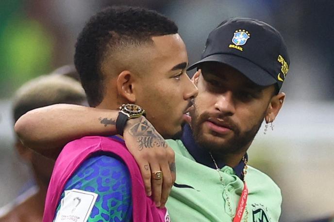 Gabriel Jesus Neymar | Neymar (desno) je tako po tekmi s Kamerunom tolažil Gabriela Jesusa, za katerega je zaradi poškodbe desnega kolena že konec SP 2022. | Foto Reuters