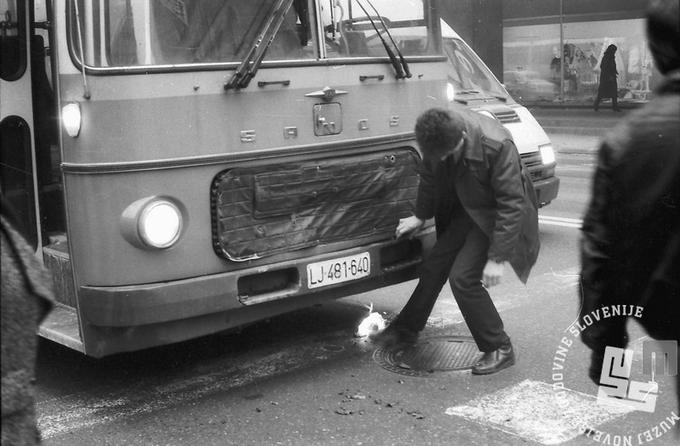 Zaradi hudega mraza je eden od voznikov avtobusa želel motor spraviti v pogon kar z manjšim ognjem pod rezervoarjem (zamrznjenega) plinskega olja in s tem prišel v časopis. | Foto: Muzej novejše zgodovine Slovenije