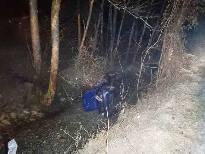 Voznica je v Volči na spolzki cesti izgubila oblast nad avtomobilom in zapeljala v potok. | Foto: policija