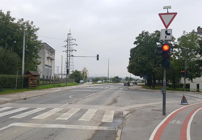 Ko semafor deluje, ima ta prednost pred vertikalnimi oznakami za ureditev prometa. Ponoči je drugače. | Foto: Gregor Pavšič