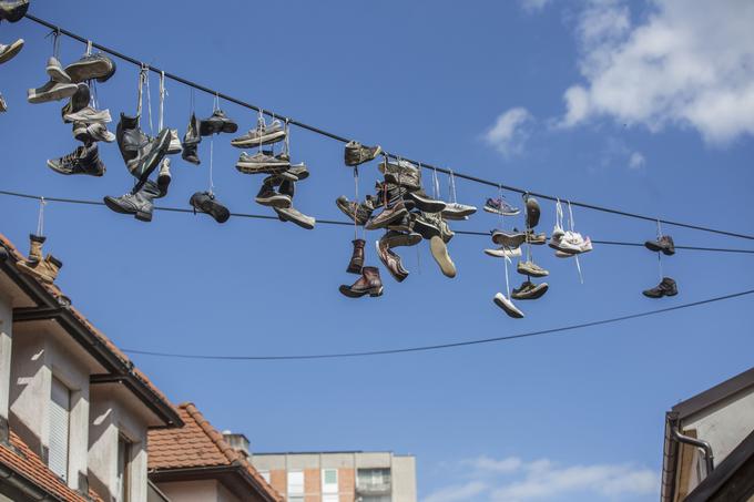 Pohod pod na Trubarjevi ulici obešenimi čevlji. | Foto: Matej Leskovšek