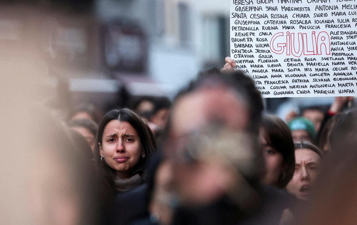 Italija, protesti, nasilje nad ženskami | Podatki italijanskega notranjega ministrstva kažejo, da je bilo letos v Italiji ubitih 106 žensk. Od tega naj bi jih 55 ubili njihovi partnerji ali bivši partnerji, navaja BBC. | Foto Reuters