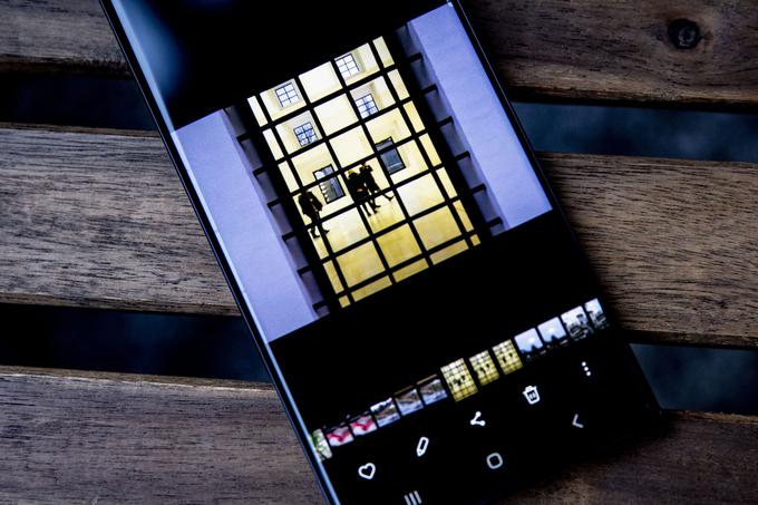 Najostrejši boj za naklonjenost uporabnikov (zmogljivejših) pametnih telefonov očitno še naprej poteka prav na področju mobilne fotografije. | Foto: Ana Kovač