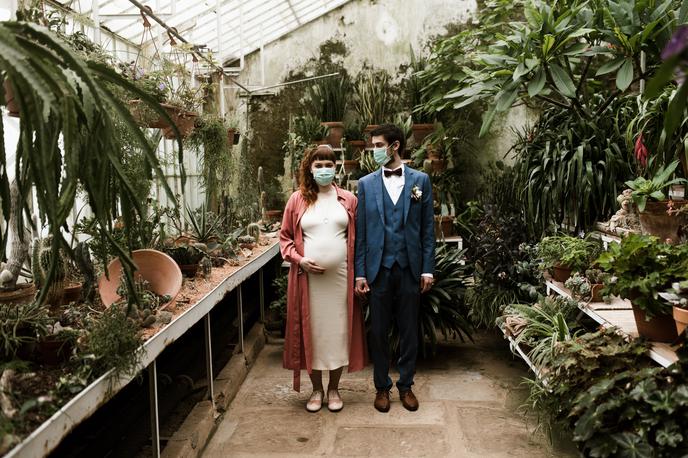 poroka, koronavirus | Letošnje poročne fotografije zaznamujejo zaščitne maske. | Foto Nejc Bole