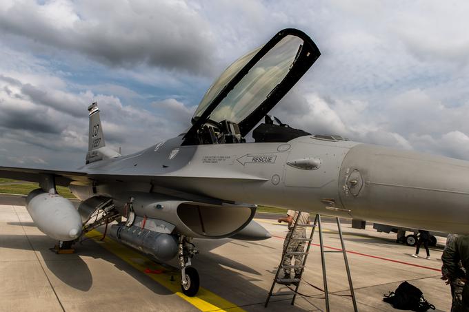 Lovec F-16 je eden najbolj vsestransko uporabnih vojaških reaktivcev. Blestel je v operacijah Puščavski vihar in v gorah Afganistana. Gre za velikoserijsko letalo, saj so jih do zdaj naredili več kot 4.500. | Foto: Klemen Korenjak
