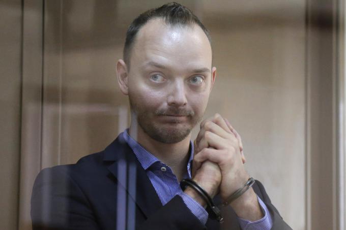 Ivan Safronov v kletki za obtožence na sodišču v Moskvi. | Foto: AP / Guliverimage