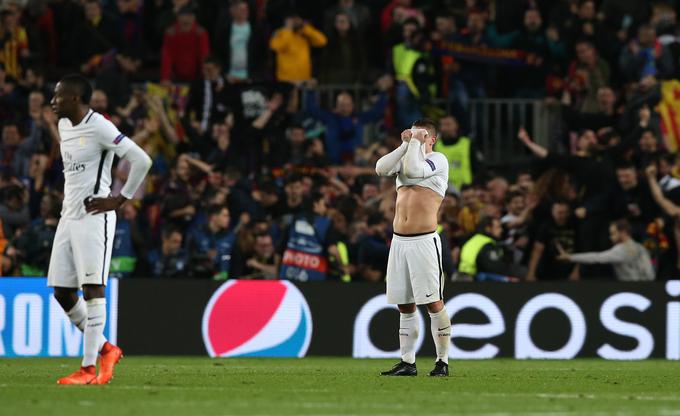 Razočaranje italijanskega reprezentanta po porazu z 1:6 na Camp Nouu. | Foto: Reuters