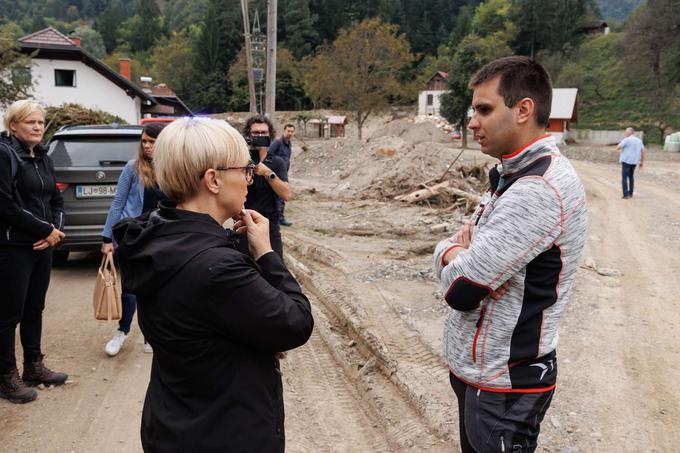 V Ljubnem se je predsednica srečala tudi s krajani.  | Foto: Matic Prevc/STA