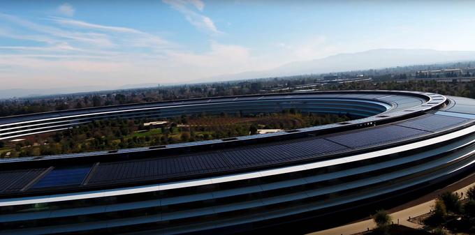 Apple Parku zaradi nenavadne oblike številni pravijo tudi "vesoljska ladja". Obseg zgradbe sicer meri več kot kilometer in pol, Apple pa je za gradnjo svojega novega sedeža odštel več kot štiri milijarde evrov. | Foto: YouTube