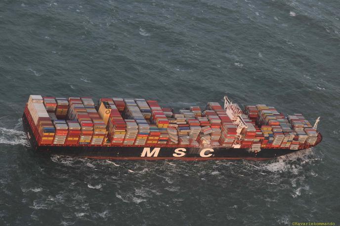 ladja zoe kontejner | Ladja Zoe je dolga 394 metrov in po navedbah nizozemskih medijev prevaža več kot 19.000 kontejnerjev standardne velikosti. | Foto Reuters