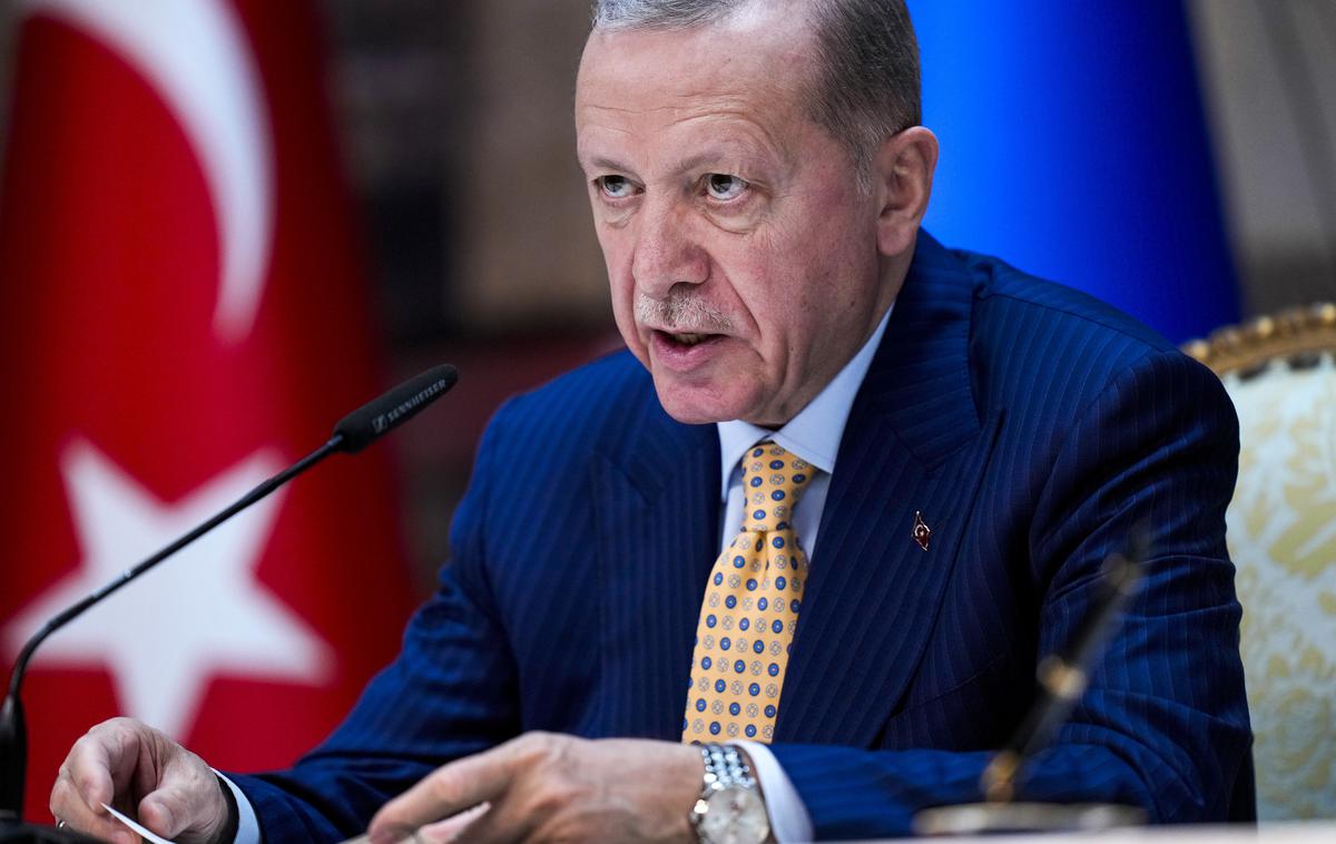 Recep Tayyip Erdogan | Na lokalnih volitvah v Turčiji je lahko v nedeljo svoj glas oddalo okoli 61 milijonov ljudi. Predvolilni boj je veljal za nepravičnega, saj je večji del medijev pod neposrednim ali posrednim nadzorom vlade. V ospredju so bile sicer teme, kot so inflacija, infrastrukturni projekti in pripravljenost na potrese, še piše dpa. | Foto Guliverimage