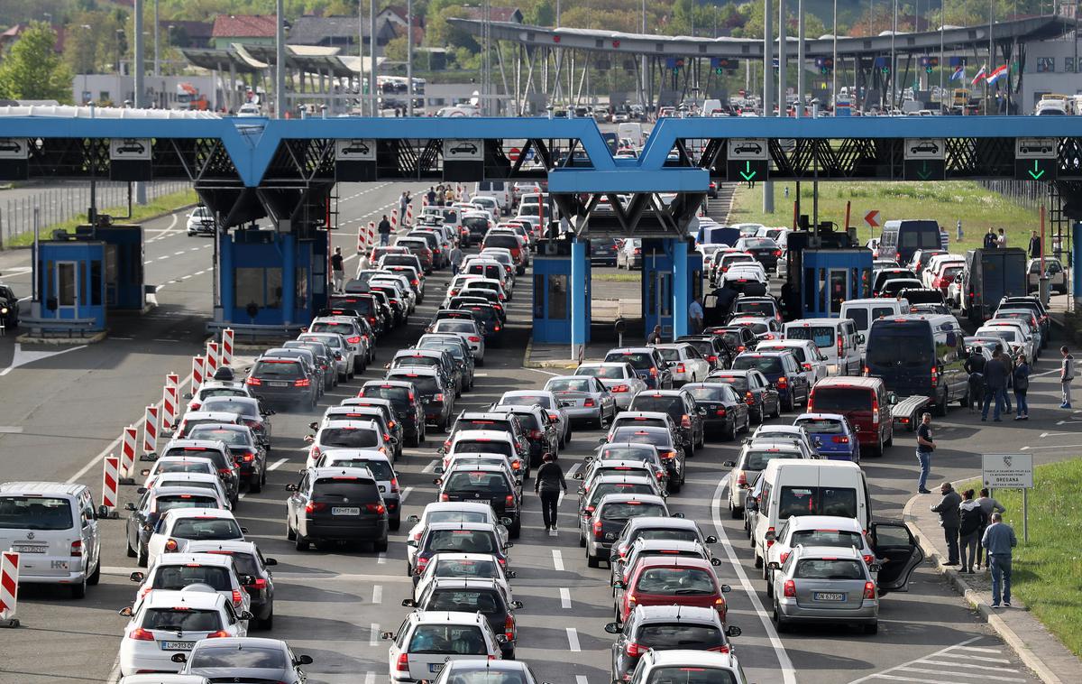Kolona meja | Prometni tokovi se bodo letos z umikom schengenske meje med Slovenijo in Hrvaško močno spremenili. Vsaj nekaj mesecev pa bo treba paziti, da se vozniki navadijo na spremenjen režim.  | Foto STA