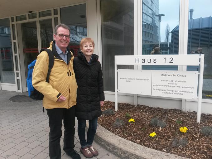 Milena in Thomas deset let po presaditvi celic pred kliniko v Nurnbergu, kjer je Thomas daroval celice za Mileno. "To je človek, ki mi je že za 11 let podaljšal življenje." | Foto: Osebni arhiv Milene Remic