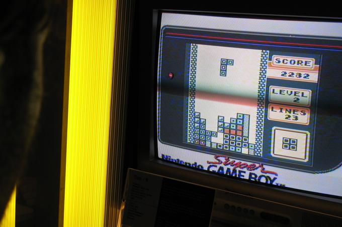 Tetris je leta 1984 izumil Rus Aleksej Pažitnov, populariziral pa ga je prav Game Boy, ki je izšel pet let kasneje. Po zaslugi Game Boya je Tetris začel svoj pohod do vrha lestvice najbolje prodajanih videoiger vseh časov, kjer še danes zaseda prvo mesto. | Foto: Flickr / arkestra (Licenca CC 2.0)