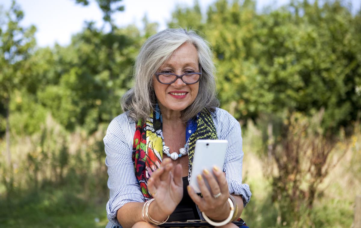 starejši telefon mobilni | Foto Thinkstock