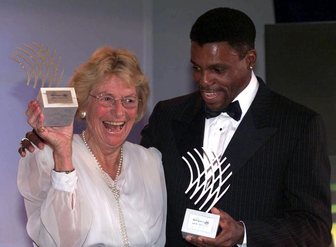 Leta 1999 sta bila Fanny Blankers-Koen in Carl Lewis, oba sta na enih olimpijskih igrah osvojila štiri zlate medalje, proglašena za najboljša atleta stoletja. | Foto: Reuters