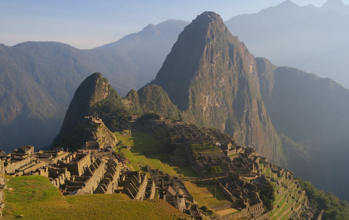 Machu Picchu, Huayna Picchu | Gorska utrdba Machu Picchu, ki leži na nadmorski višini 2.430 metrov, je najbolj znan ostanek inkovske civilizacije. Zgrajena je bila v 15. stoletju, leta 1911 pa jo je ponovno "odkril" ameriški zgodovinar in raziskovalec Hiram Bingham. | Foto Pixabay