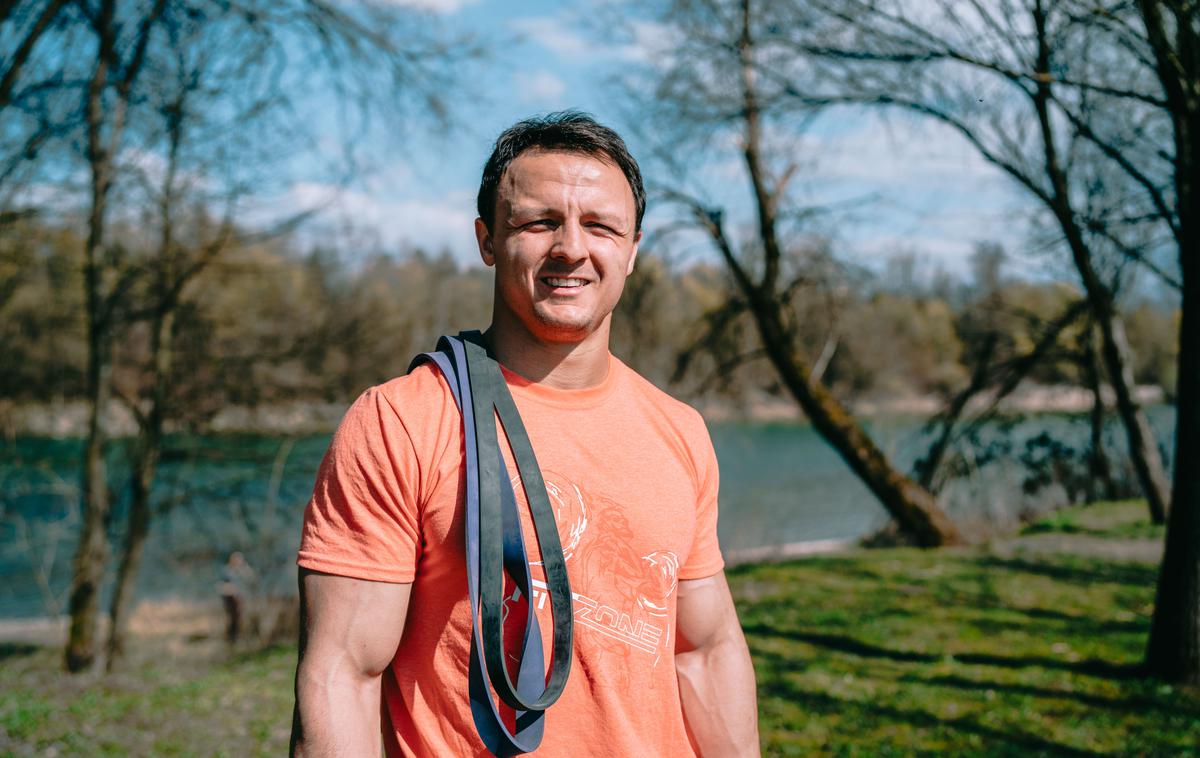 crossfit | Rok Dernikovič je pripravil trening v naravi, za kar boste potrebovali zgolj elastike. | Foto Jan Lukanović