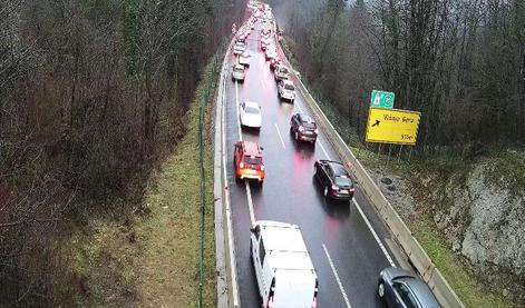 Nesreča na dolenjski avtocesti, nastal je daljši zastoj