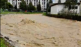 Kritično stanje v Velenju, poplavljeni so številni objekti #video