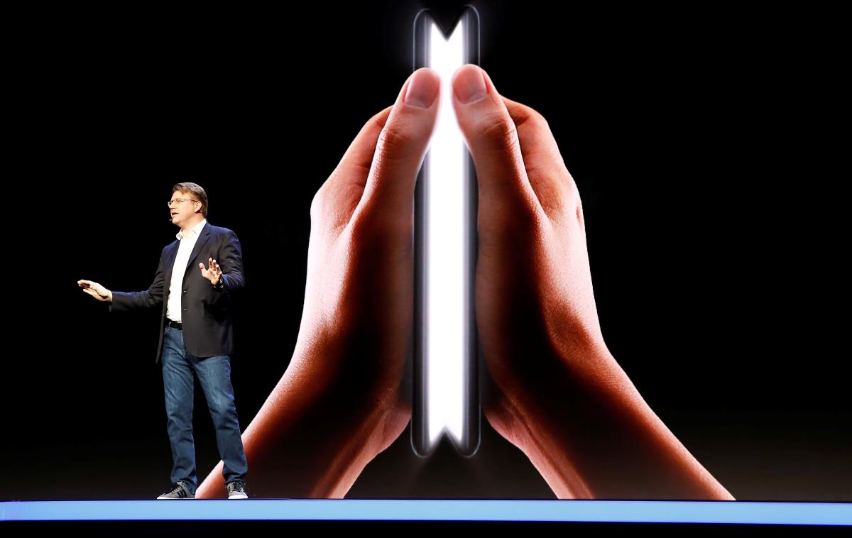 Samsung, pametni telefon, upogljiv zaslon | Prototip pametnega telefona z upogljivim zaslonom je "debitiral" na Samsungovi konferenci za razvijalce aplikacij in uporabniških vmesnikov Samsung Developer Conference 2018. | Foto Reuters