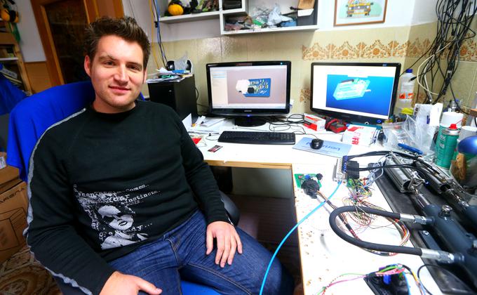 Marko Mlakar v svoji delavnici v Žireh, kjer izdeluje napredne sisteme. | Foto: Gregor Pavšič