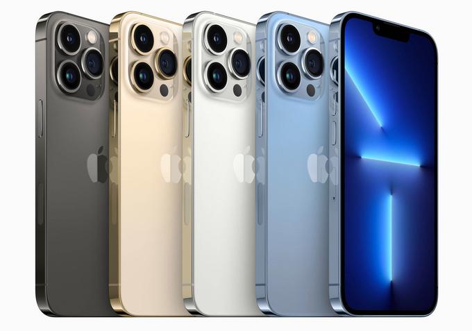 iPhone 13 Pro in iPhone 13 Pro Max bosta na voljo v štirih različnih barvah: modri, srebrni, zlati in grafitni. iPhone 13 in iPhone 13 Mini bo medtem mogoče kupiti v modri, črni, beli in po novem tudi rožnati, na voljo pa bo še posebna živo rdeča različica.  | Foto: Apple
