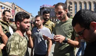 Na Kavkazu je zelo vroče: v Armeniji in Azerbajdžanu vojno stanje, Rusi zaskrbljeni