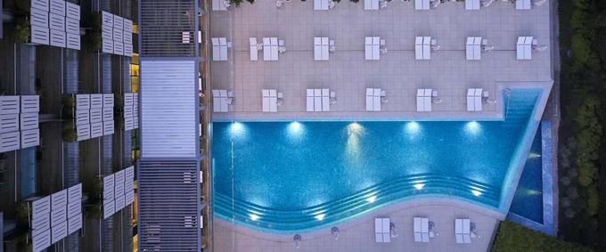 Spa Center Rose ima tudi notranji in zunanji bazen z ogrevano morsko vodo | Foto: Kempinski Palace Portorož