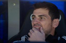Izžvižgani Casillas obtičal na klopi in gledal Kostaričana