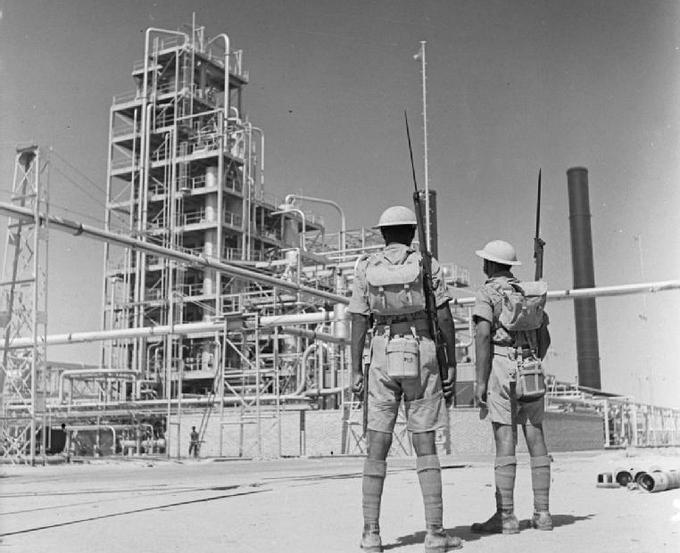 Britanska vojaka stražita iransko naftno rafinerijo. | Foto: commons.wikimedia.org