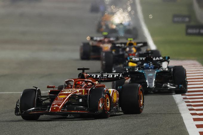 Charles Leclerc je v prvi tretjini dirke z rabljenimi mehkejšimi pnevmatikami izgubil tri mesta. | Foto: Reuters