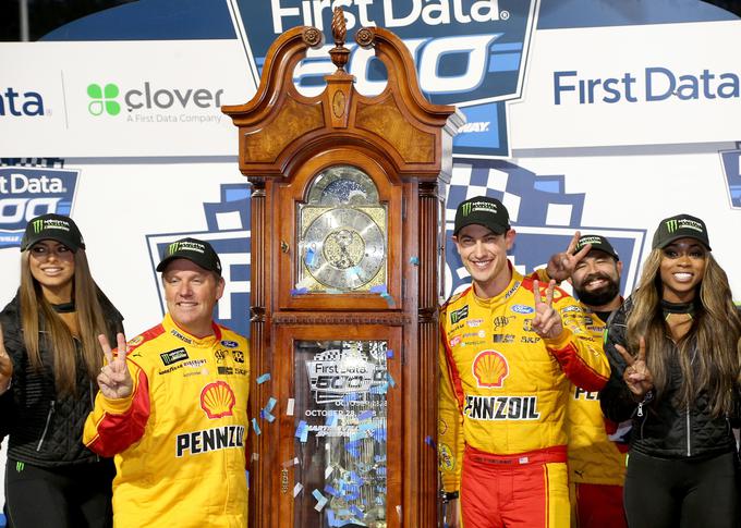 Zmagovalec dirke NASCAR v Martinsvillu je bogatejši za "grandpas clock". | Foto: Getty Images