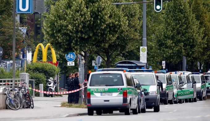 Napadalec je začel streljati pred McDonald'som. | Foto: Reuters